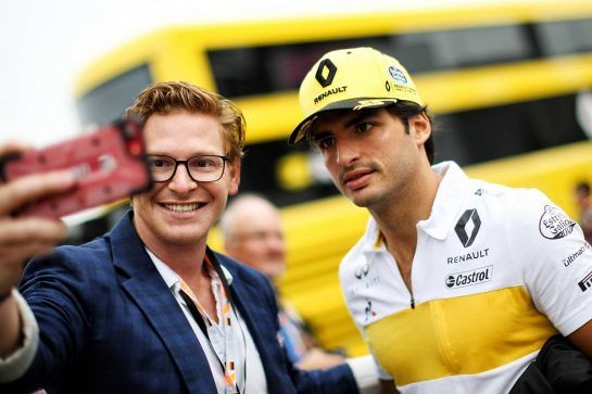 Carlos Sainz Jr (ESP) Renault Sport F1 Team with a fan.
22.07.2018. Formula 1 World Championship, Rd 11, German Grand Prix, Hockenheim, Germany, Race Day.
- www.xpbimages.com, EMail: requests@xpbimages.com - copy of publication required for printed pictures. Every used picture is fee-liable. © Copyright: Schaber / XPB Images