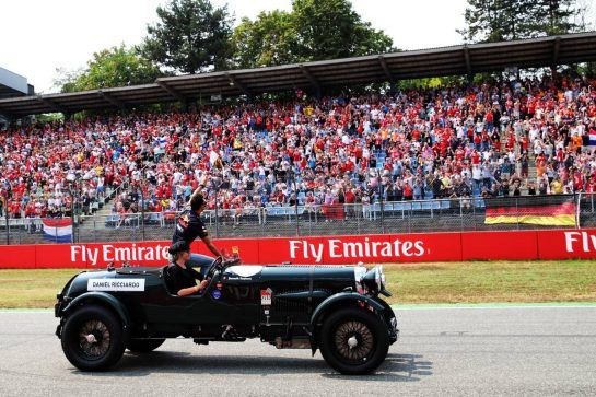 Daniel Ricciardo (AUS) Red Bull Racing on the drivers parade.
22.07.2018. Formula 1 World Championship, Rd 11, German Grand Prix, Hockenheim, Germany, Race Day.
- www.xpbimages.com, EMail: requests@xpbimages.com - copy of publication required for printed pictures. Every used picture is fee-liable. © Copyright: Bearne / XPB Images