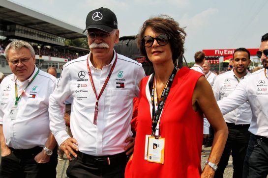 Dr. Dieter Zetsche (GER) Daimler AG CEO on the grid with wife Anne.
22.07.2018. Formula 1 World Championship, Rd 11, German Grand Prix, Hockenheim, Germany, Race Day.
- www.xpbimages.com, EMail: requests@xpbimages.com - copy of publication required for printed pictures. Every used picture is fee-liable. © Copyright: Photo4 / XPB Images