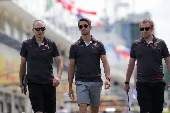 Romain Grosjean (FRA) Haas F1 Team walks the circuit with the team.
26.07.2018. Formula 1 World Championship, Rd 12, Hungarian Grand Prix, Budapest, Hungary, Preparation Day.
- www.xpbimages.com, EMail: requests@xpbimages.com - copy of publication required for printed pictures. Every used picture is fee-liable. © Copyright: Bearne / XPB Images