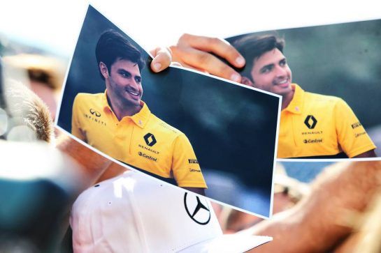 Carlos Sainz Jr (ESP) Renault Sport F1 Team pictures awaiting autographs.
26.07.2018. Formula 1 World Championship, Rd 12, Hungarian Grand Prix, Budapest, Hungary, Preparation Day.
- www.xpbimages.com, EMail: requests@xpbimages.com - copy of publication required for printed pictures. Every used picture is fee-liable. © Copyright: Moy / XPB Images