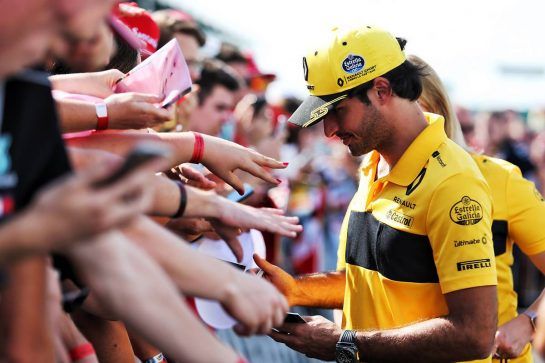 Carlos Sainz Jr (ESP) Renault Sport F1 Team signs autographs for the fans.
26.07.2018. Formula 1 World Championship, Rd 12, Hungarian Grand Prix, Budapest, Hungary, Preparation Day.
- www.xpbimages.com, EMail: requests@xpbimages.com - copy of publication required for printed pictures. Every used picture is fee-liable. © Copyright: Moy / XPB Images