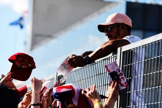 Lewis Hamilton (GBR) Mercedes AMG F1 signs autographs for the fans.
26.07.2018. Formula 1 World Championship, Rd 12, Hungarian Grand Prix, Budapest, Hungary, Preparation Day.
- www.xpbimages.com, EMail: requests@xpbimages.com - copy of publication required for printed pictures. Every used picture is fee-liable. © Copyright: Moy / XPB Images