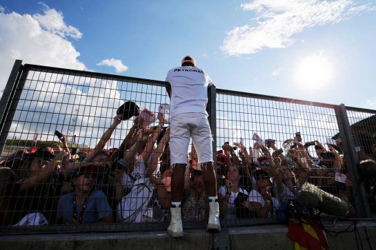 Lewis Hamilton (GBR) Mercedes AMG F1 signs autographs for the fans.
26.07.2018. Formula 1 World Championship, Rd 12, Hungarian Grand Prix, Budapest, Hungary, Preparation Day.
- www.xpbimages.com, EMail: requests@xpbimages.com - copy of publication required for printed pictures. Every used picture is fee-liable. © Copyright: Moy / XPB Images