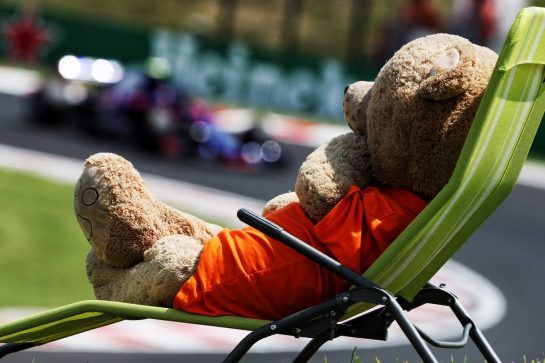 Pierre Gasly (FRA) Scuderia Toro Rosso STR13 watched by a teddy bear on a deck chair.
28.07.2018. Formula 1 World Championship, Rd 12, Hungarian Grand Prix, Budapest, Hungary, Qualifying Day.
- www.xpbimages.com, EMail: requests@xpbimages.com - copy of publication required for printed pictures. Every used picture is fee-liable. © Copyright: Photo4 / XPB Images