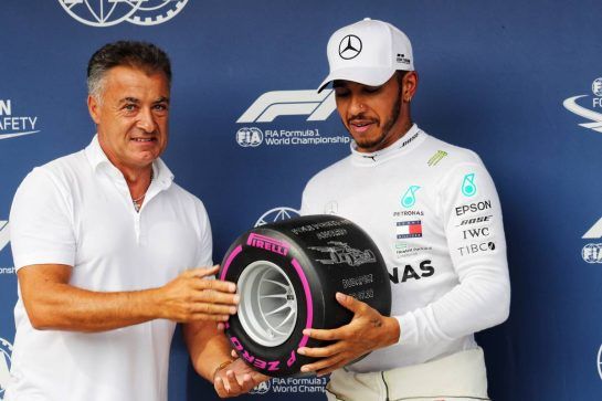 Lewis Hamilton (GBR) Mercedes AMG F1 receives the Pirelli Pole Position award from Jean Alesi (FRA).
28.07.2018. Formula 1 World Championship, Rd 12, Hungarian Grand Prix, Budapest, Hungary, Qualifying Day.
- www.xpbimages.com, EMail: requests@xpbimages.com - copy of publication required for printed pictures. Every used picture is fee-liable. © Copyright: Photo4 / XPB Images