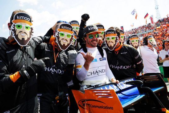 Fernando Alonso (ESP) McLaren MCL33 with lookalike mechanics on the grid.
29.07.2018. Formula 1 World Championship, Rd 12, Hungarian Grand Prix, Budapest, Hungary, Race Day.
- www.xpbimages.com, EMail: requests@xpbimages.com - copy of publication required for printed pictures. Every used picture is fee-liable. © Copyright: Moy / XPB Images