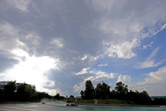 Daniel Ricciardo (AUS) Red Bull Racing and Lando Norris (GBR) McLaren Honda 
31.07.2018. Formula 1 Testing, Budapest, Hungary.
- www.xpbimages.com, EMail: requests@xpbimages.com - copy of publication required for printed pictures. Every used picture is fee-liable. © Copyright: Charniaux / XPB Images