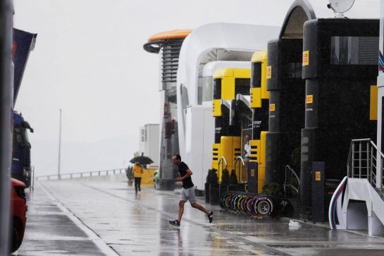 Robert Kubica (POL) Williams Reserve and Development Driver in a wet paddock.
31.07.2018. Formula 1 Testing, Budapest, Hungary.
- www.xpbimages.com, EMail: requests@xpbimages.com - copy of publication required for printed pictures. Every used picture is fee-liable. © Copyright: Moy / XPB Images