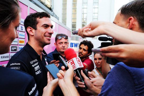 Nicholas Latifi (CDN) Sahara Force India F1 Team Development Driver with the media.
31.07.2018. Formula 1 Testing, Budapest, Hungary.
- www.xpbimages.com, EMail: requests@xpbimages.com - copy of publication required for printed pictures. Every used picture is fee-liable. © Copyright: Moy / XPB Images