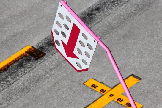 Sahara Force India F1 Team pit stop lollipop.
01.08.2018. Formula 1 Testing, Budapest, Hungary.
- www.xpbimages.com, EMail: requests@xpbimages.com - copy of publication required for printed pictures. Every used picture is fee-liable. © Copyright: Charniaux / XPB Images