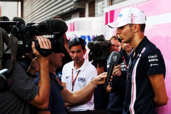 Esteban Ocon (FRA) Force India F1 Team with the media.
23.08.2018. Formula 1 World Championship, Rd 13, Belgian Grand Prix, Spa Francorchamps, Belgium, Preparation Day.
- www.xpbimages.com, EMail: requests@xpbimages.com - copy of publication required for printed pictures. Every used picture is fee-liable. © Copyright: Batchelor / XPB Images