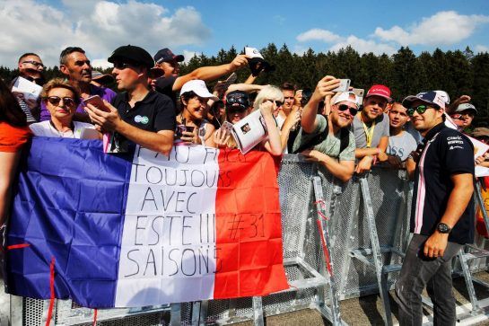Sergio Perez (MEX) Force India F1 Team with fans.
23.08.2018. Formula 1 World Championship, Rd 13, Belgian Grand Prix, Spa Francorchamps, Belgium, Preparation Day.
- www.xpbimages.com, EMail: requests@xpbimages.com - copy of publication required for printed pictures. Every used picture is fee-liable. © Copyright: Moy / XPB Images
