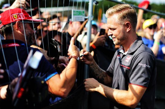 Kevin Magnussen (DEN) Haas F1 Team signs autographs for the fans.
23.08.2018. Formula 1 World Championship, Rd 13, Belgian Grand Prix, Spa Francorchamps, Belgium, Preparation Day.
- www.xpbimages.com, EMail: requests@xpbimages.com - copy of publication required for printed pictures. Every used picture is fee-liable. © Copyright: Moy / XPB Images