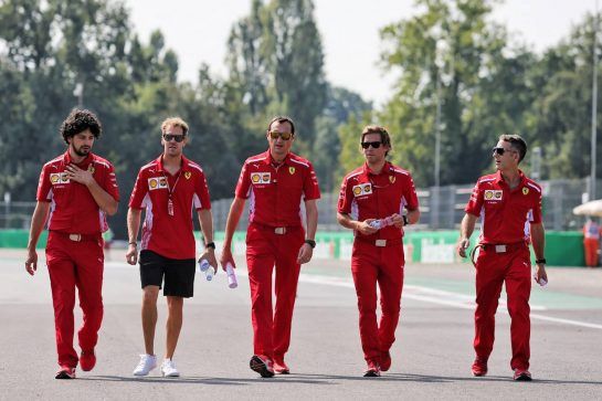 Sebastian Vettel (GER) Ferrari walks the circuit with the team.
30.08.2018. Formula 1 World Championship, Rd 14, Italian Grand Prix, Monza, Italy, Preparation Day.
- www.xpbimages.com, EMail: requests@xpbimages.com - copy of publication required for printed pictures. Every used picture is fee-liable. © Copyright: Moy / XPB Images