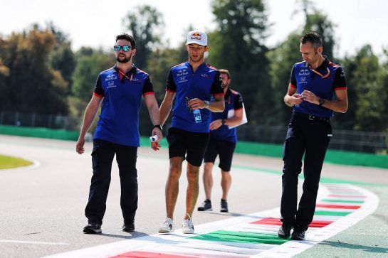 Pierre Gasly (FRA) Scuderia Toro Rosso walks the circuit with the team.
30.08.2018. Formula 1 World Championship, Rd 14, Italian Grand Prix, Monza, Italy, Preparation Day.
- www.xpbimages.com, EMail: requests@xpbimages.com - copy of publication required for printed pictures. Every used picture is fee-liable. © Copyright: Moy / XPB Images