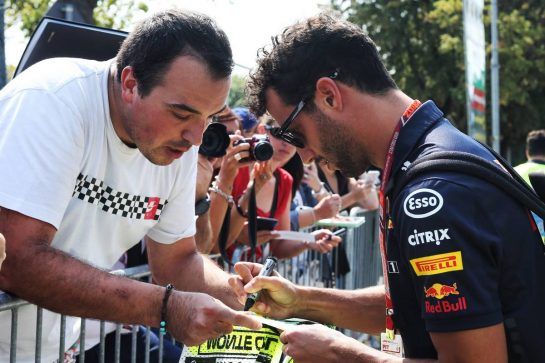 Daniel Ricciardo (AUS) Red Bull Racing signs autographs for the fans.
30.08.2018. Formula 1 World Championship, Rd 14, Italian Grand Prix, Monza, Italy, Preparation Day.
- www.xpbimages.com, EMail: requests@xpbimages.com - copy of publication required for printed pictures. Every used picture is fee-liable. © Copyright: Photo4 / XPB Images