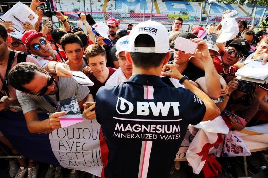 Esteban Ocon (FRA) Racing Point Force India F1 Team signs autographs for the fans.
30.08.2018. Formula 1 World Championship, Rd 14, Italian Grand Prix, Monza, Italy, Preparation Day.
- www.xpbimages.com, EMail: requests@xpbimages.com - copy of publication required for printed pictures. Every used picture is fee-liable. © Copyright: Moy / XPB Images