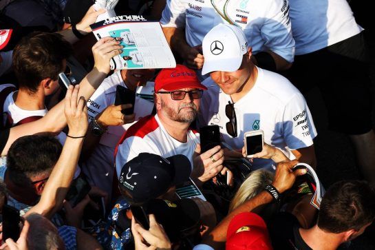 Valtteri Bottas (FIN) Mercedes AMG F1 with fans.
30.08.2018. Formula 1 World Championship, Rd 14, Italian Grand Prix, Monza, Italy, Preparation Day.
- www.xpbimages.com, EMail: requests@xpbimages.com - copy of publication required for printed pictures. Every used picture is fee-liable. © Copyright: Photo4 / XPB Images
