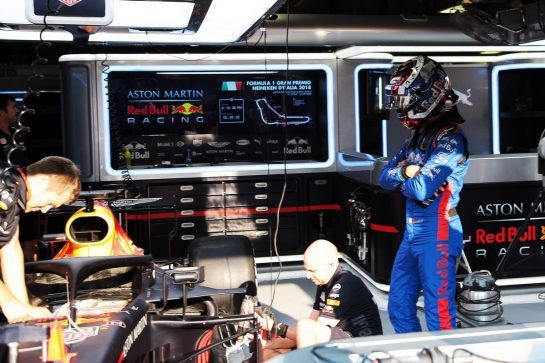 Pierre Gasly (FRA) Scuderia Toro Rosso STR13 in the Red Bull Racing pit garage.
30.08.2018. Formula 1 World Championship, Rd 14, Italian Grand Prix, Monza, Italy, Preparation Day.
- www.xpbimages.com, EMail: requests@xpbimages.com - copy of publication required for printed pictures. Every used picture is fee-liable. © Copyright: Photo4 / XPB Images