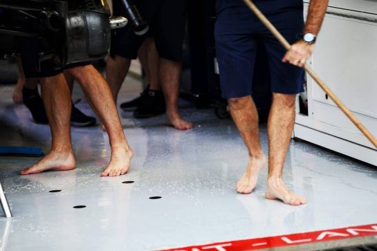 Williams pit garage flooded during a rain storm.
31.08.2018. Formula 1 World Championship, Rd 14, Italian Grand Prix, Monza, Italy, Practice Day.
- www.xpbimages.com, EMail: requests@xpbimages.com - copy of publication required for printed pictures. Every used picture is fee-liable. © Copyright: Batchelor / XPB Images