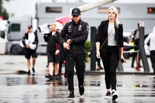 Valtteri Bottas (FIN) Mercedes AMG F1 with his wife Emilia Bottas (FIN).
31.08.2018. Formula 1 World Championship, Rd 14, Italian Grand Prix, Monza, Italy, Practice Day.
- www.xpbimages.com, EMail: requests@xpbimages.com - copy of publication required for printed pictures. Every used picture is fee-liable. © Copyright: Batchelor / XPB Images