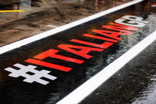 A wet pit lane.
31.08.2018. Formula 1 World Championship, Rd 14, Italian Grand Prix, Monza, Italy, Practice Day.
- www.xpbimages.com, EMail: requests@xpbimages.com - copy of publication required for printed pictures. Every used picture is fee-liable. © Copyright: Moy / XPB Images