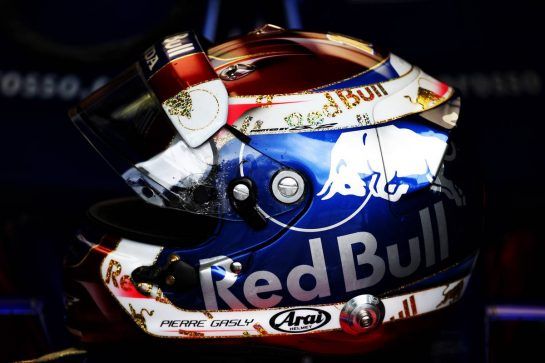 The helmet of Pierre Gasly (FRA) Scuderia Toro Rosso.
31.08.2018. Formula 1 World Championship, Rd 14, Italian Grand Prix, Monza, Italy, Practice Day.
- www.xpbimages.com, EMail: requests@xpbimages.com - copy of publication required for printed pictures. Every used picture is fee-liable. © Copyright: Batchelor / XPB Images