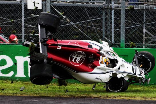 Marcus Ericsson (SWE) Sauber C37 crashed in the second practice session.
31.08.2018. Formula 1 World Championship, Rd 14, Italian Grand Prix, Monza, Italy, Practice Day.
- www.xpbimages.com, EMail: requests@xpbimages.com - copy of publication required for printed pictures. Every used picture is fee-liable. © Copyright: Moy / XPB Images