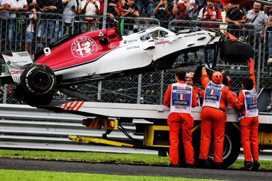 The Sauber C37 of Marcus Ericsson (SWE) Sauber F1 Team is recovered back to the pits on the back of a truck after he crashed in the second practice session.
31.08.2018. Formula 1 World Championship, Rd 14, Italian Grand Prix, Monza, Italy, Practice Day.
- www.xpbimages.com, EMail: requests@xpbimages.com - copy of publication required for printed pictures. Every used picture is fee-liable. © Copyright: Moy / XPB Images