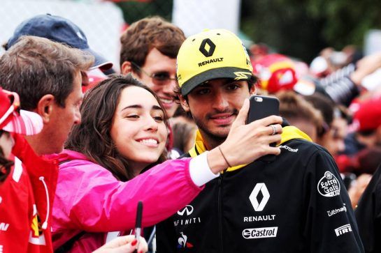 Carlos Sainz Jr (ESP) Renault Sport F1 Team with fans.
01.09.2018. Formula 1 World Championship, Rd 14, Italian Grand Prix, Monza, Italy, Qualifying Day.
- www.xpbimages.com, EMail: requests@xpbimages.com - copy of publication required for printed pictures. Every used picture is fee-liable. © Copyright: Photo4 / XPB Images