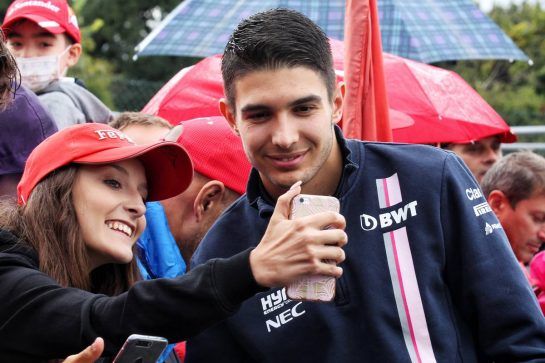 Esteban Ocon (FRA) Racing Point Force India F1 Team with fans.
01.09.2018. Formula 1 World Championship, Rd 14, Italian Grand Prix, Monza, Italy, Qualifying Day.
- www.xpbimages.com, EMail: requests@xpbimages.com - copy of publication required for printed pictures. Every used picture is fee-liable. © Copyright: Photo4 / XPB Images