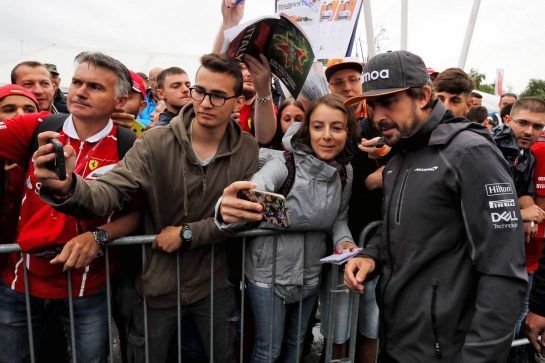 Fernando Alonso (ESP) McLaren with fans.
01.09.2018. Formula 1 World Championship, Rd 14, Italian Grand Prix, Monza, Italy, Qualifying Day.
- www.xpbimages.com, EMail: requests@xpbimages.com - copy of publication required for printed pictures. Every used picture is fee-liable. © Copyright: Photo4 / XPB Images