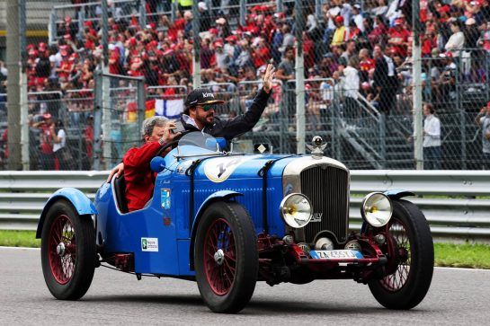 Fernando Alonso (ESP) McLaren on the drivers parade.
02.09.2018. Formula 1 World Championship, Rd 14, Italian Grand Prix, Monza, Italy, Race Day.
- www.xpbimages.com, EMail: requests@xpbimages.com - copy of publication required for printed pictures. Every used picture is fee-liable. © Copyright: Batchelor / XPB Images