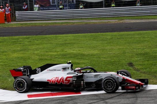 Kevin Magnussen (DEN) Haas VF-18 runs wide.
02.09.2018. Formula 1 World Championship, Rd 14, Italian Grand Prix, Monza, Italy, Race Day.
- www.xpbimages.com, EMail: requests@xpbimages.com - copy of publication required for printed pictures. Every used picture is fee-liable. © Copyright: Batchelor / XPB Images