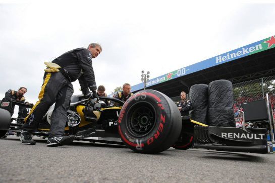 Carlos Sainz Jr (ESP) Renault F1 Team
02.09.2018. Formula 1 World Championship, Rd 14, Italian Grand Prix, Monza, Italy, Race Day.
- www.xpbimages.com, EMail: requests@xpbimages.com - copy of publication required for printed pictures. Every used picture is fee-liable. © Copyright: Charniaux / XPB Images