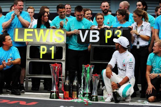 Race winner Lewis Hamilton (GBR) Mercedes AMG F1 celebrates with the team.
02.09.2018. Formula 1 World Championship, Rd 14, Italian Grand Prix, Monza, Italy, Race Day.
- www.xpbimages.com, EMail: requests@xpbimages.com - copy of publication required for printed pictures. Every used picture is fee-liable. © Copyright: Moy / XPB Images
