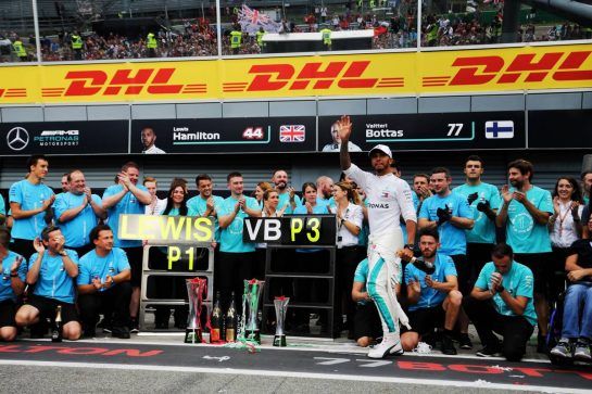 Race winner Lewis Hamilton (GBR) Mercedes AMG F1 celebrates with the team.
02.09.2018. Formula 1 World Championship, Rd 14, Italian Grand Prix, Monza, Italy, Race Day.
- www.xpbimages.com, EMail: requests@xpbimages.com - copy of publication required for printed pictures. Every used picture is fee-liable. © Copyright: Moy / XPB Images