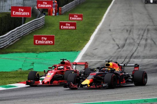 Sebastian Vettel (GER) Ferrari SF71H and Daniel Ricciardo (AUS) Red Bull Racing RB14 battle for position.
02.09.2018. Formula 1 World Championship, Rd 14, Italian Grand Prix, Monza, Italy, Race Day.
- www.xpbimages.com, EMail: requests@xpbimages.com - copy of publication required for printed pictures. Every used picture is fee-liable. © Copyright: Moy / XPB Images