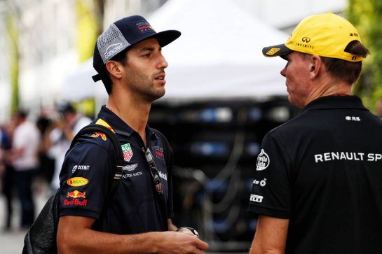 (L to R): Daniel Ricciardo (AUS) Red Bull Racing with Alan Permane (GBR) Renault Sport F1 Team Trackside Operations Director.
13.09.2018. Formula 1 World Championship, Rd 15, Singapore Grand Prix, Marina Bay Street Circuit, Singapore, Preparation Day.
- www.xpbimages.com, EMail: requests@xpbimages.com - copy of publication required for printed pictures. Every used picture is fee-liable. © Copyright: Photo4 / XPB Images