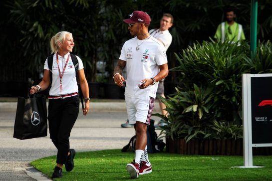 Lewis Hamilton (GBR) Mercedes AMG F1 with Angela Cullen (NZL) Mercedes AMG F1 Physiotherapist.
13.09.2018. Formula 1 World Championship, Rd 15, Singapore Grand Prix, Marina Bay Street Circuit, Singapore, Preparation Day.
- www.xpbimages.com, EMail: requests@xpbimages.com - copy of publication required for printed pictures. Every used picture is fee-liable. © Copyright: Photo4 / XPB Images