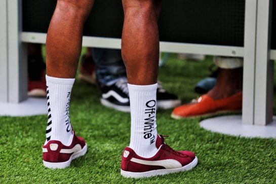 Lewis Hamilton (GBR) Mercedes AMG F1 with the media.
13.09.2018. Formula 1 World Championship, Rd 15, Singapore Grand Prix, Marina Bay Street Circuit, Singapore, Preparation Day.
- www.xpbimages.com, EMail: requests@xpbimages.com - copy of publication required for printed pictures. Every used picture is fee-liable. © Copyright: Moy / XPB Images