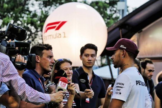 Lewis Hamilton (GBR) Mercedes AMG F1 with the media.
13.09.2018. Formula 1 World Championship, Rd 15, Singapore Grand Prix, Marina Bay Street Circuit, Singapore, Preparation Day.
- www.xpbimages.com, EMail: requests@xpbimages.com - copy of publication required for printed pictures. Every used picture is fee-liable. © Copyright: Moy / XPB Images