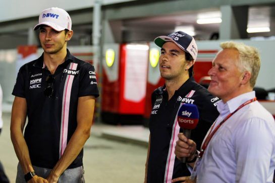 (L to R): Esteban Ocon (FRA) Racing Point Force India F1 Team with Sergio Perez (MEX) Racing Point Force India F1 Team and Johnny Herbert (GBR) Sky Sports F1 Presenter.
13.09.2018. Formula 1 World Championship, Rd 15, Singapore Grand Prix, Marina Bay Street Circuit, Singapore, Preparation Day.
- www.xpbimages.com, EMail: requests@xpbimages.com - copy of publication required for printed pictures. Every used picture is fee-liable. © Copyright: Moy / XPB Images