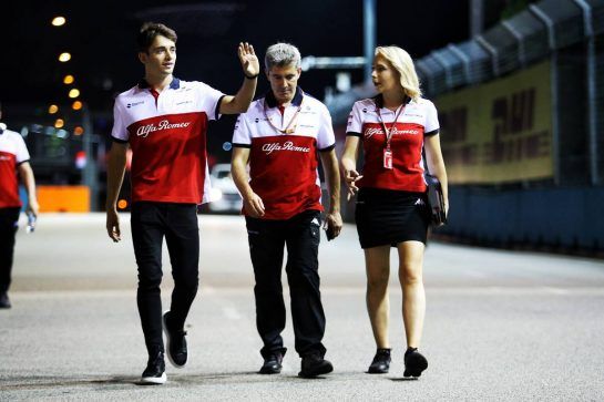 Charles Leclerc (MON) Sauber F1 Team walks the circuit with the team.
13.09.2018. Formula 1 World Championship, Rd 15, Singapore Grand Prix, Marina Bay Street Circuit, Singapore, Preparation Day.
- www.xpbimages.com, EMail: requests@xpbimages.com - copy of publication required for printed pictures. Every used picture is fee-liable. © Copyright: Charniaux / XPB Images