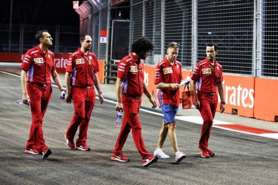 Sebastian Vettel (GER) Ferrari walks the circuit with the team.
13.09.2018. Formula 1 World Championship, Rd 15, Singapore Grand Prix, Marina Bay Street Circuit, Singapore, Preparation Day.
- www.xpbimages.com, EMail: requests@xpbimages.com - copy of publication required for printed pictures. Every used picture is fee-liable. © Copyright: Charniaux / XPB Images