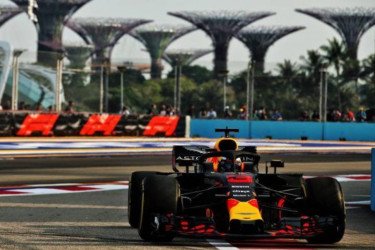 Daniel Ricciardo (AUS) Red Bull Racing RB14.
14.09.2018. Formula 1 World Championship, Rd 15, Singapore Grand Prix, Marina Bay Street Circuit, Singapore, Practice Day.
- www.xpbimages.com, EMail: requests@xpbimages.com - copy of publication required for printed pictures. Every used picture is fee-liable. © Copyright: Batchelor / XPB Images