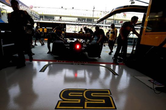 Carlos Sainz Jr (ESP) Renault F1 Team 
14.09.2018. Formula 1 World Championship, Rd 15, Singapore Grand Prix, Marina Bay Street Circuit, Singapore, Practice Day.
- www.xpbimages.com, EMail: requests@xpbimages.com - copy of publication required for printed pictures. Every used picture is fee-liable. © Copyright: Charniaux / XPB Images