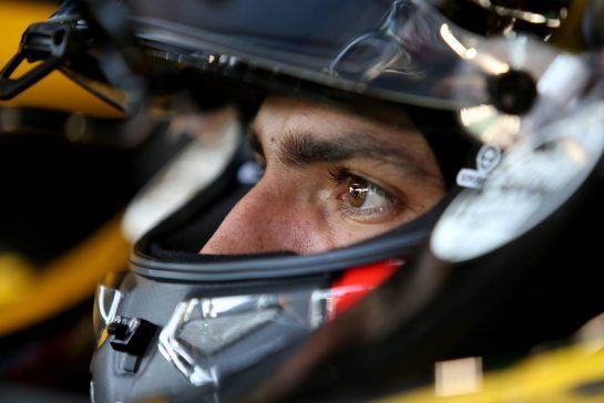 Carlos Sainz Jr (ESP) Renault F1 Team 
14.09.2018. Formula 1 World Championship, Rd 15, Singapore Grand Prix, Marina Bay Street Circuit, Singapore, Practice Day.
- www.xpbimages.com, EMail: requests@xpbimages.com - copy of publication required for printed pictures. Every used picture is fee-liable. © Copyright: Charniaux / XPB Images