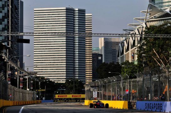 Pierre Gasly (FRA) Scuderia Toro Rosso STR13.
14.09.2018. Formula 1 World Championship, Rd 15, Singapore Grand Prix, Marina Bay Street Circuit, Singapore, Practice Day.
- www.xpbimages.com, EMail: requests@xpbimages.com - copy of publication required for printed pictures. Every used picture is fee-liable. © Copyright: Moy / XPB Images